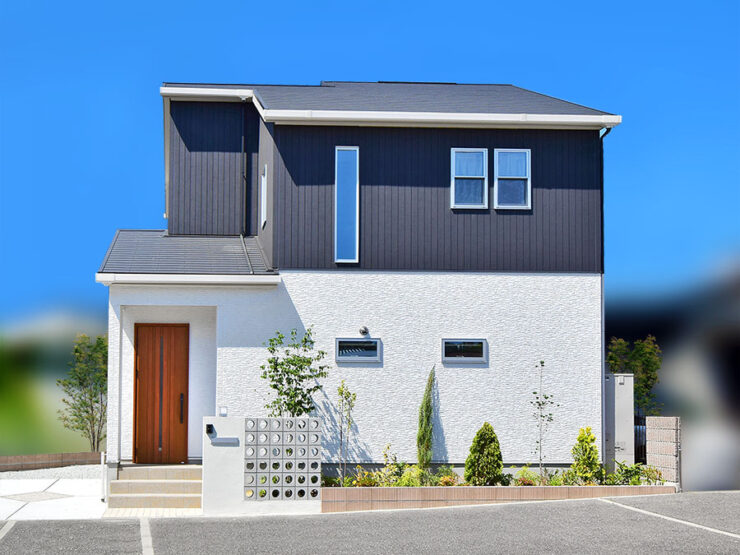 モノトーンのシンプルモダンな住宅外観