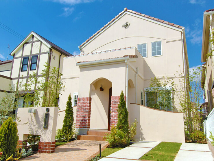 切妻屋根とアプローチのアーチが可愛らしいプロヴァンス風の住宅外観