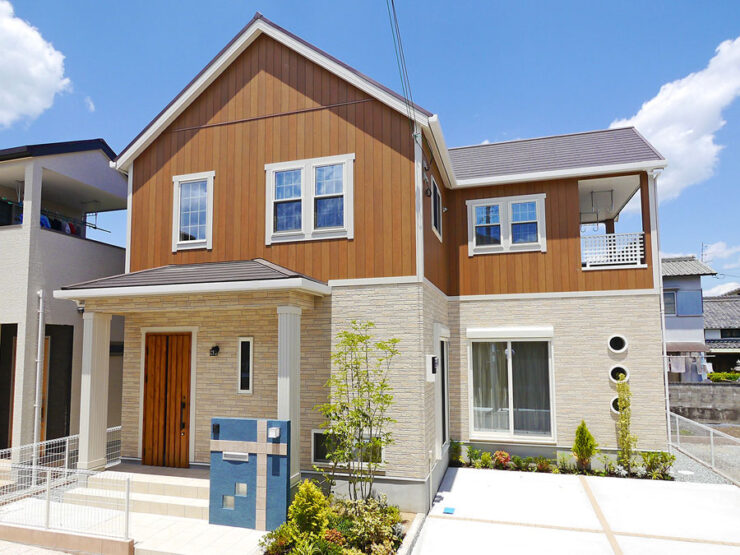 木目調のサイディングが目立つ北欧風の住宅外観