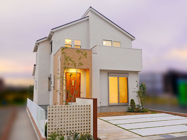 夕焼けの空に映えるナチュラルな住宅外観