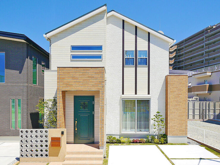 ベージュとライトブラウンが優しい色合いのナチュラルな住宅外観