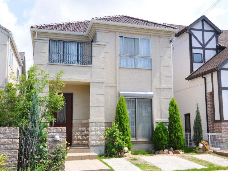 腰壁の石の質感と佇まいに重厚感があるフレンチテイストの住宅外観