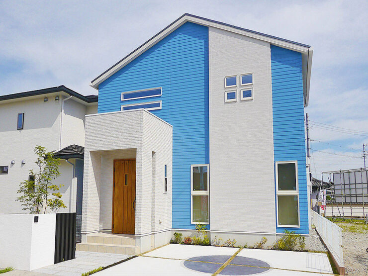 爽やかなスカイブルーの外壁のアメリカンテイストな住宅外観