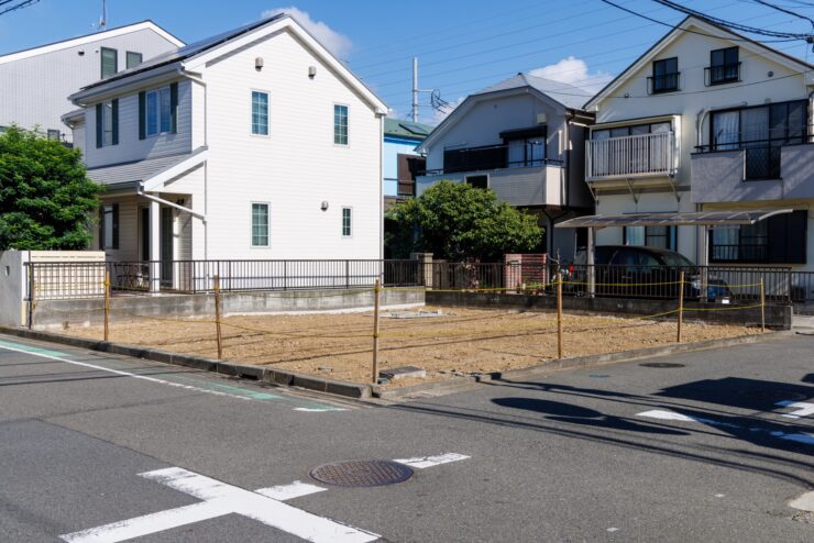 住宅街にある売地
