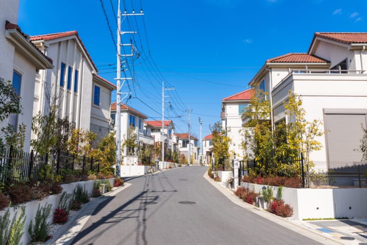 坂道の両側に広がる分譲住宅地