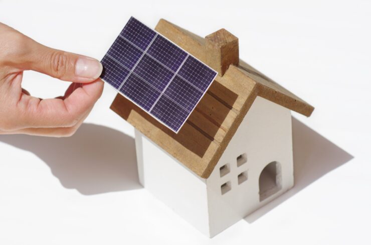 太陽光パネルを取り付けようとしている家。高性能住宅のイメージ