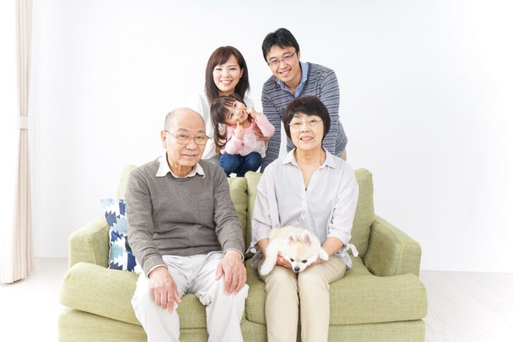 住宅内の家族の写真。快適な生活イメージ