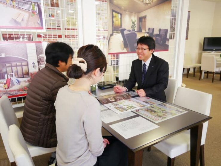 笑顔でお客様に接するヤング開発の営業スタッフ