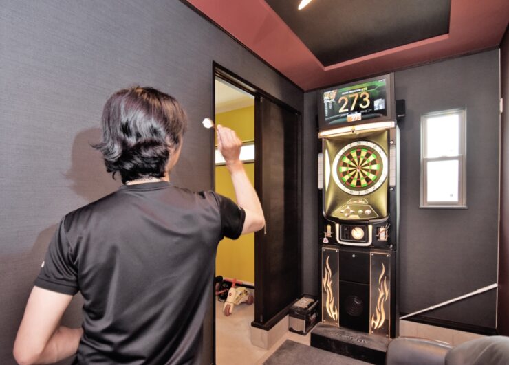 趣味部屋でダーツを楽しむ加古川市S様