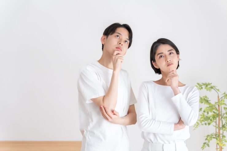 不安な様子の夫婦