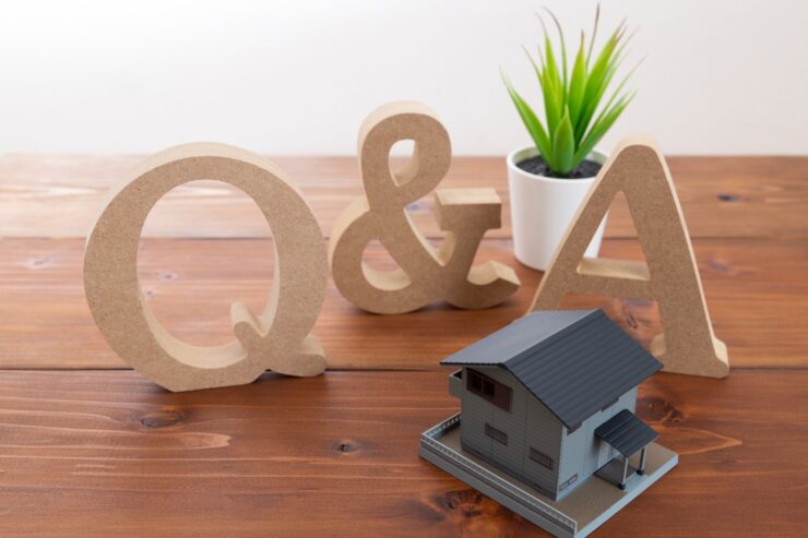 住宅の模型とQ&Aのオブジェ
