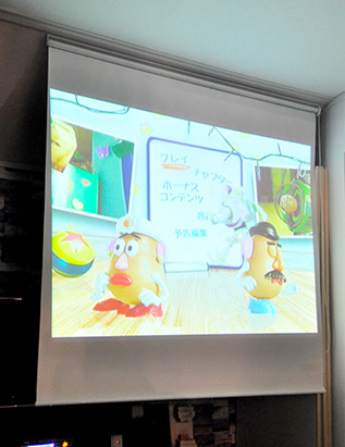 スクリーンでリビングはシアタールームに