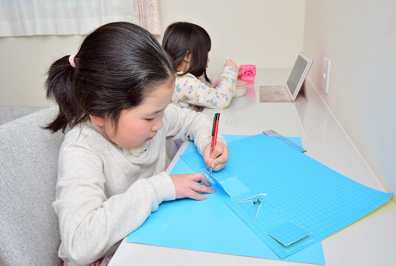 カウンターで遊ぶお子様