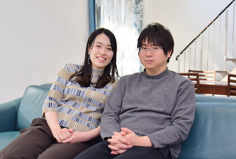 ソファに座るご夫婦